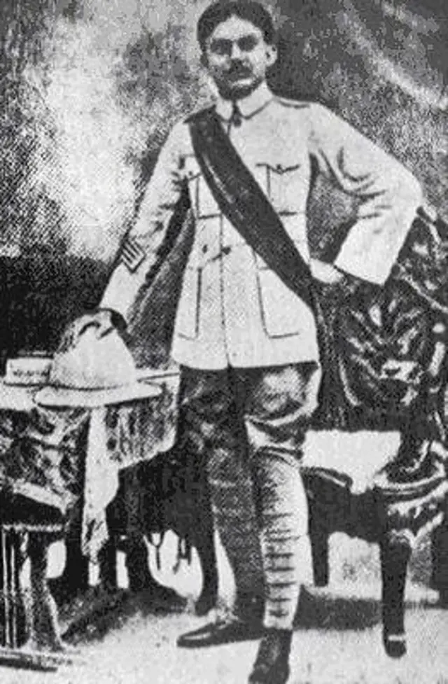 Rus kotibi bir minal beradi Rus kotibi bir minal beradi