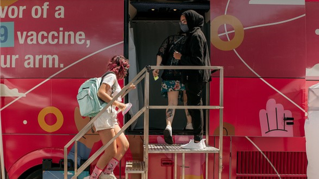 Adolescentes entramroleta decisão onlineônibus para tomar a vacina contra a covid-19