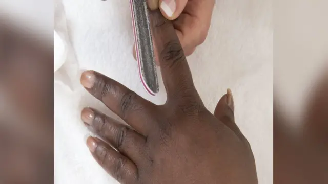 Pesin wey dey file her nail.