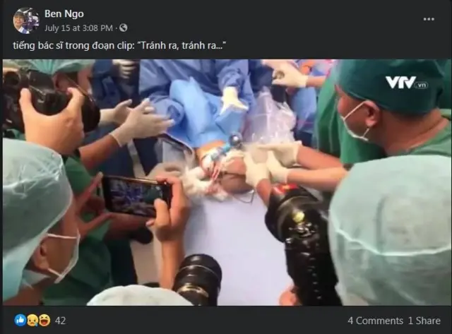 Nhiều người đăng lại hình ảnh phóng viên tác nghiệp trong phòng mổ.