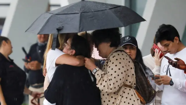 Abari batuye muri iyi nzu barokotse n'abategereje amakuru y'ababo bashyizwa mu kigo kiri hafi bategereje amakuru