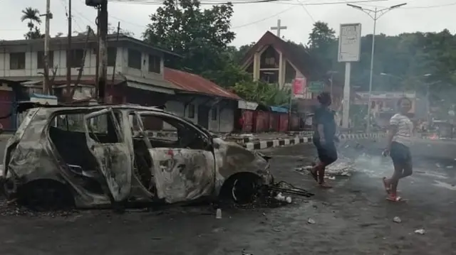 Massa juga membakar kendaraan roda empat di salah-satu ruas di Kota Manokwari, Papua Barat, Senin (19/09).