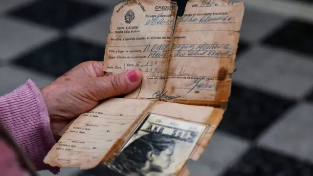 Mano con credencial.