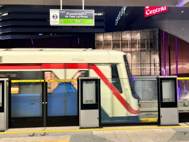 Train arriving at Ha Yak Ladprao station