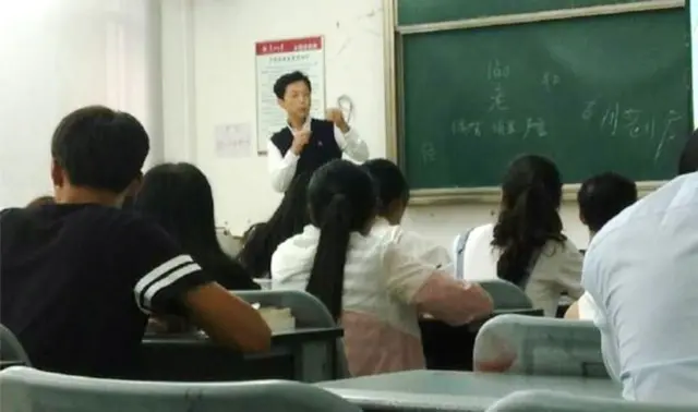 စာသင်ခန်းထဲမှာ သင်ခန်းစာတွေကို ပို့ချနေတဲ့ ပါမောက္ခဟူမင်း