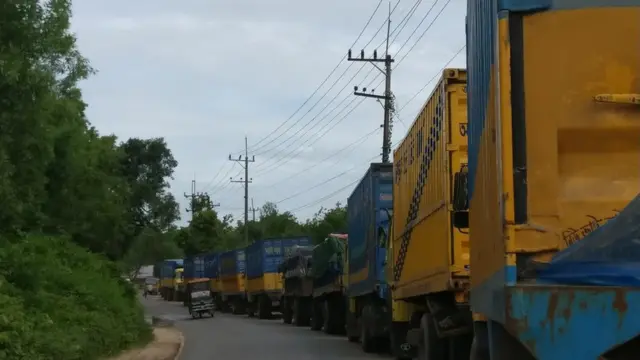 রোহিঙ্গাদের জন্য ত্রাণ নিয়ে আসা গাড়ির লাইন।