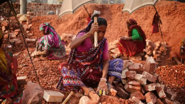 নারী শ্রমিক।