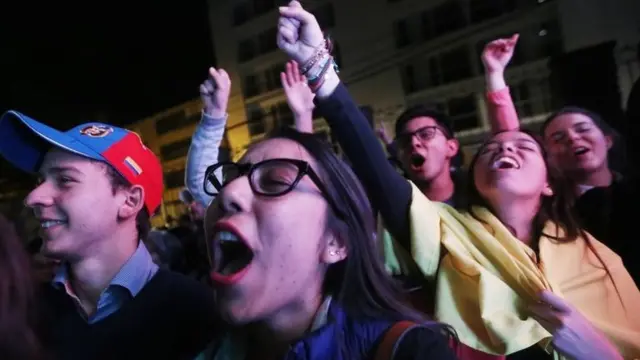 Votantes del "no" celebran el triunfo.