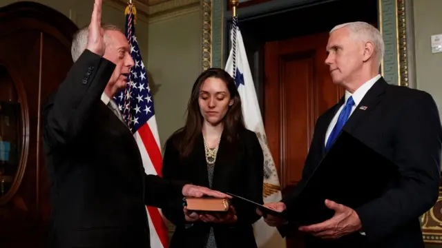 Вице-президент Майк Пенс принимает присягу нового министра обороны Джеймса Мэттиса