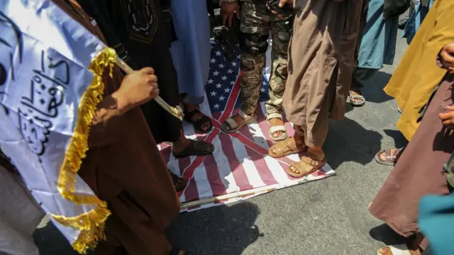 Tantana qatnashchilari AQSh bayrog'i ustida.