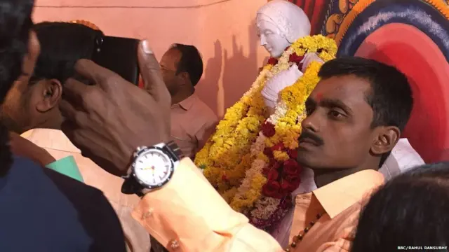 शिवप्रेंमींनी जिजाऊंच्या पुतळ्यासमोर सेल्फी काढण्याची लगबग केली.