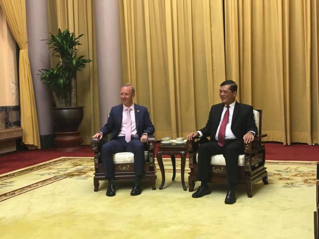 Đại sứ Vương quốc Anh, Gareth Edward Ward và ông Mai Quốc Dũng - Cục trưởng Cục Lễ tân - Bộ Ngoại giao Việt Nam
