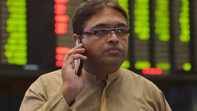 मोबाइल पर बात करता एक शख्स