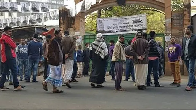 চট্টগ্রামের একটি ভোটকেন্দ্রের বাইরে