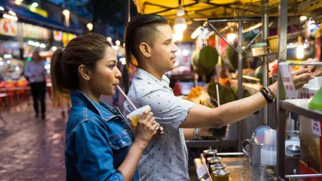 Люди переносят стиль своей привязанности с одного партнера на другого