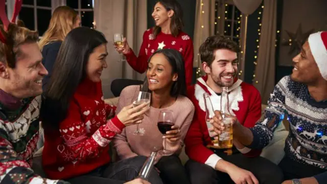 연말 파티를 즐기는 사람들