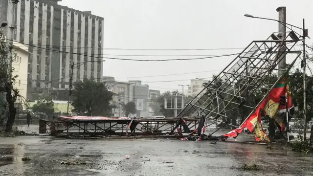 Bango la matangazo lililoanguka barabarani