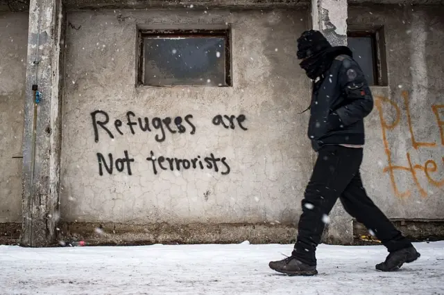 Pinta que dice "los refugiados no son terroristas", en una pared de Belgrado, Serbia.