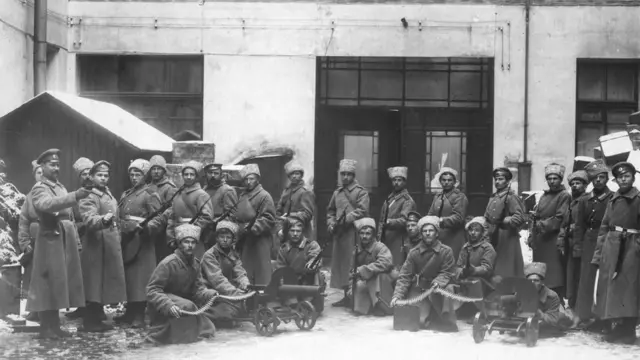 Bolcheviques custodiando central de teléfonos.