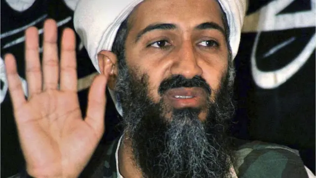 اسامه بن لادن در عکسی مربوط به سال ۱۹۹۸