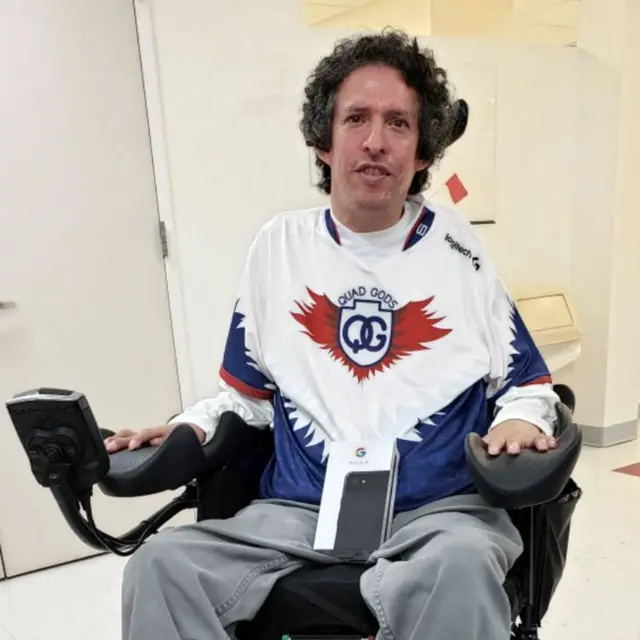 Sergio Acevedo portant le logo de Quad Gods qu'il a conçu