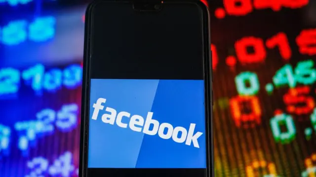 شعار فيسبوك على شاشة جوال