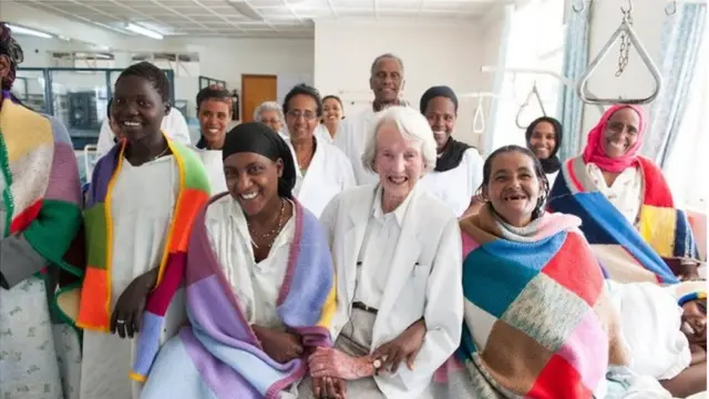 ዶ/ር ካትሪን ሃምሊን ምስ ተሓከምቲ ፌስቱላ