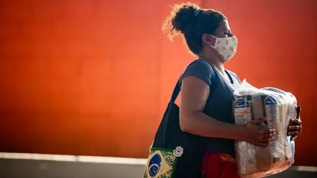 Mujer cargando alimentos en Brasil.