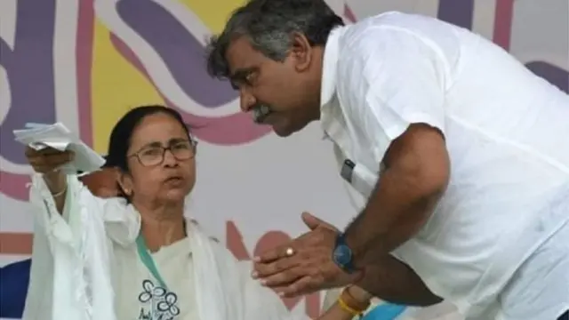 મમતા બેનરજી સાથે આસનસોલ નગ નિગમના પ્રમુખ જિતેન્દ્ર તિવારી