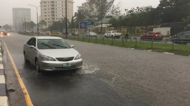 Aworan titi ti o kun fun ojo leko