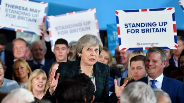 Theresa May en una jornada de campaña