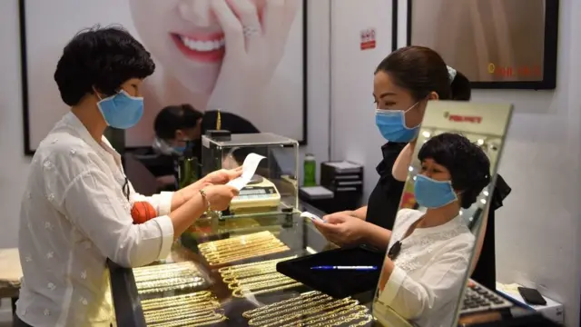 Nhiều ý kiến nói không nên để độc quyền kinh doanh vàng cho một vài công ty.
