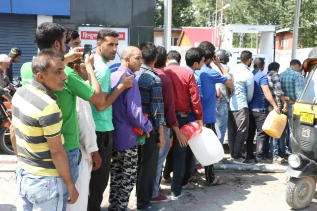 કાશ્મીરમાં ચિંતામાં લોકો