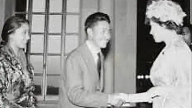 ১৯৫৩তে লন্ডনে তেনজিং নোরগের সঙ্গে রানির করমর্দন