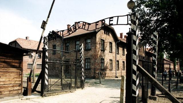 'Arbeit macht frei' escrito sobre portão em Auschwitz