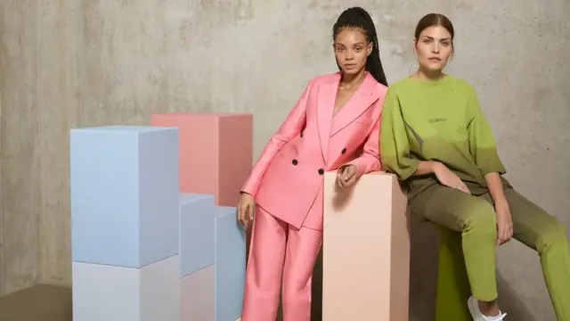 Duas modelos usam produtos Zalando, um terno rosa e uma roupa verde