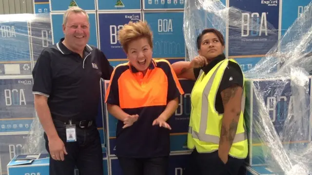 سيدة تتغلب على مرضها النفسي بتقديم المساعدة للآخرين