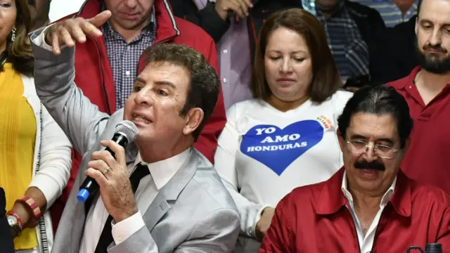 Salvador Nasralla (izq,) y Manuel Zelaya (der.) durante una rueda de prensa