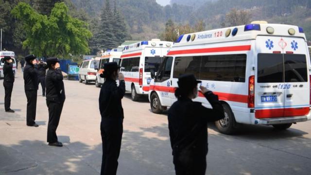 3月31日，当地公安干警向运有19名遇难人员遗体的救护车沿路致敬。
