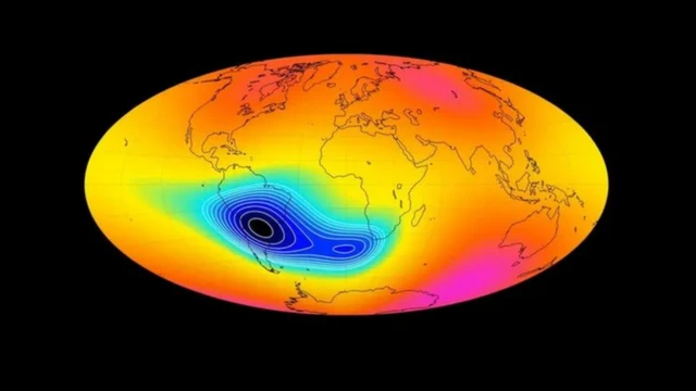 แผนที่แสดงอาณาเขตของ Southern Atlantic Anomaly (สีน้ำเงินและสีฟ้า) ซึ่งกำลังขยายตัวสู่แอฟริกาใต้