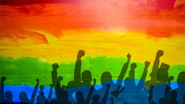 چطور از فردی که هویت جنسی خود را برای شما آشکار می‌کند حمایت کنید