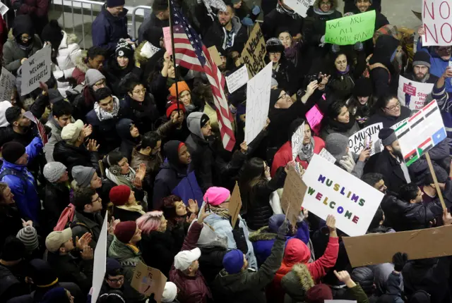 Chicago Havaalanı'nda Pazar günü yapılan protestodan bir kare
