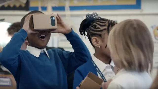 Мальчик в гарнитуре Google