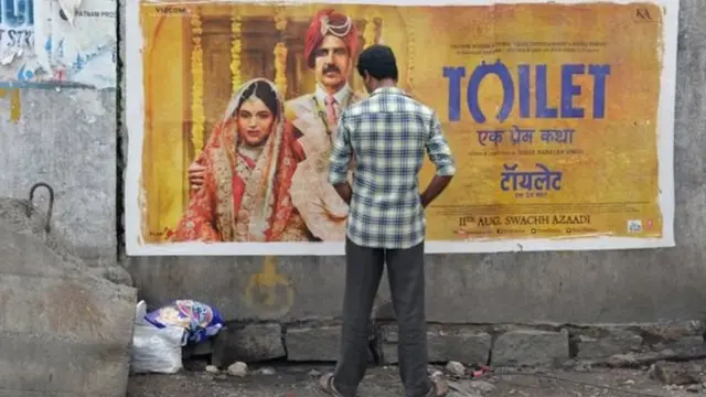 'টয়লেট - এক প্রেম কথা' ছবির পোস্টারের সামনেই মূত্রত্যাগ করছেন এক ব্যক্তি