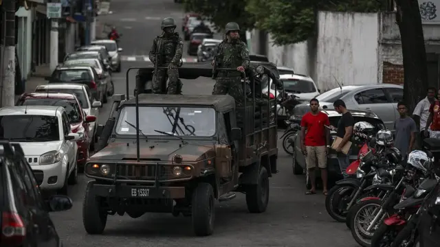 Soldados do Exército patrulham as ruasVitória