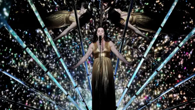 Люсі Джонс з Британії співала і обіцяла Never Give Up On You