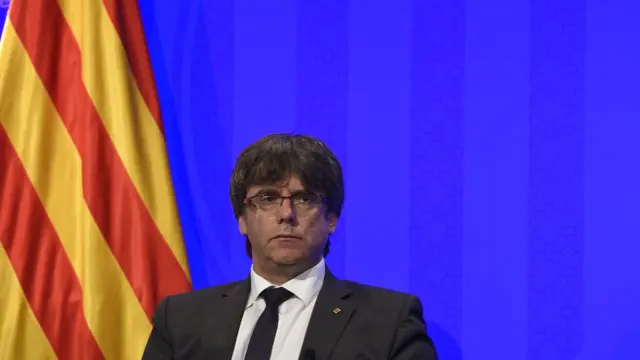 Puigdemont, junto a una bandera de Cataluña, en una conferencia de prensa en Barcelona.