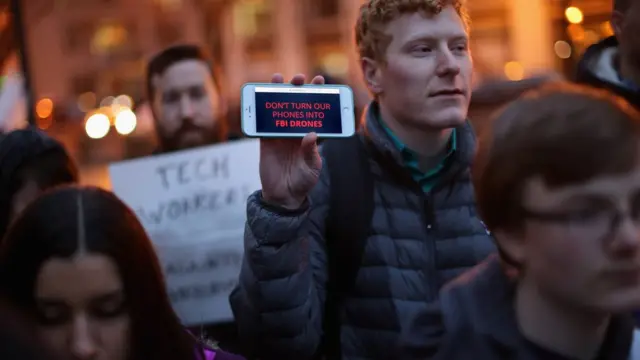 Протестующий с айфоном