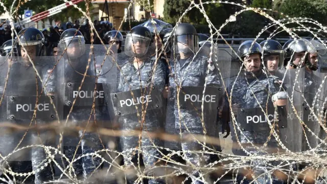 عناصر بقوات الأمن خلف أسلاك شائكة