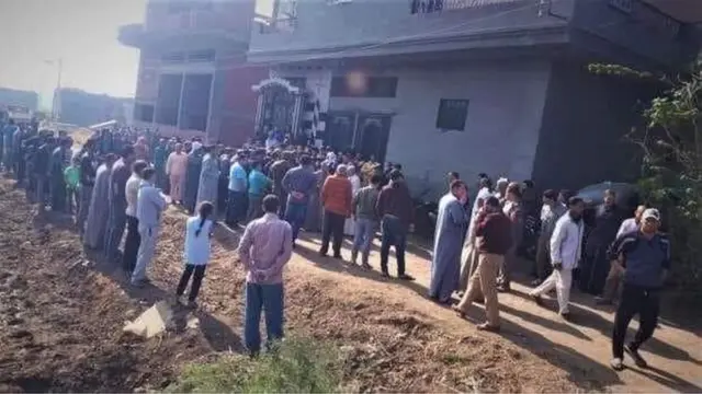 صورة تظهر تجمهر الناس في منطقة شوبرا البهو